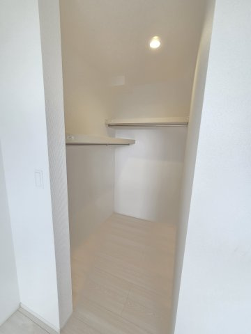 新築　太田市牛沢町　2号棟　GRAFAREの収納|現地写真　主寝室はウォークインクローゼットなのでたくさん収納出来ちゃいます！