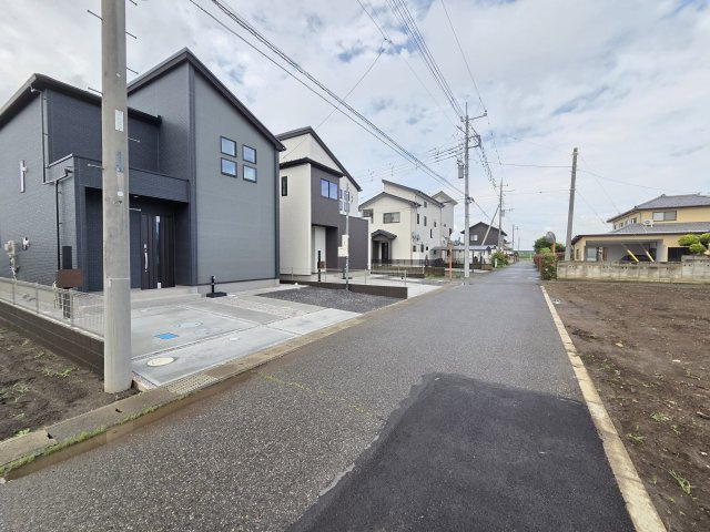 新築　太田市牛沢町　2号棟　GRAFAREの前面道路含む現地写真|現地写真　北側前面道路幅員約4.5ｍ