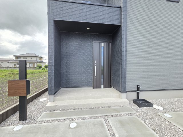 新築　太田市牛沢町　2号棟　GRAFAREの玄関|現地写真　TVモニタードアホン付きなので防犯面も安心です！