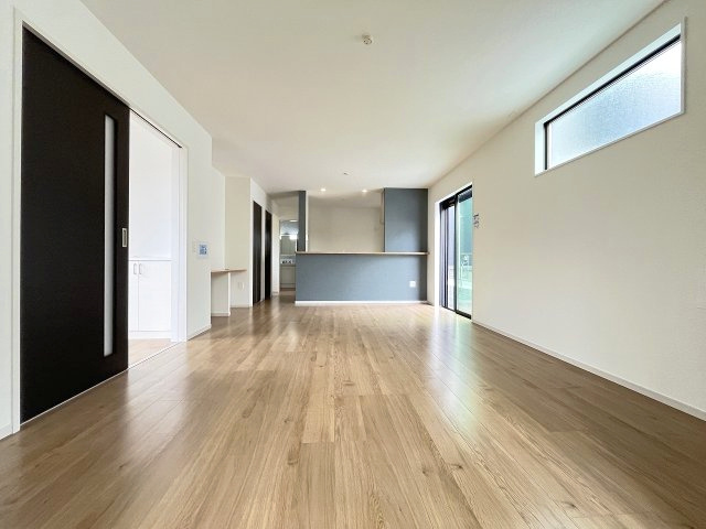 【内装】 | 春日市昇町4丁目1期　3号棟（全3棟）【仲介手数料無料・0円】 | 施工例。リビングです。施工例は完成時と異なる場合があります。