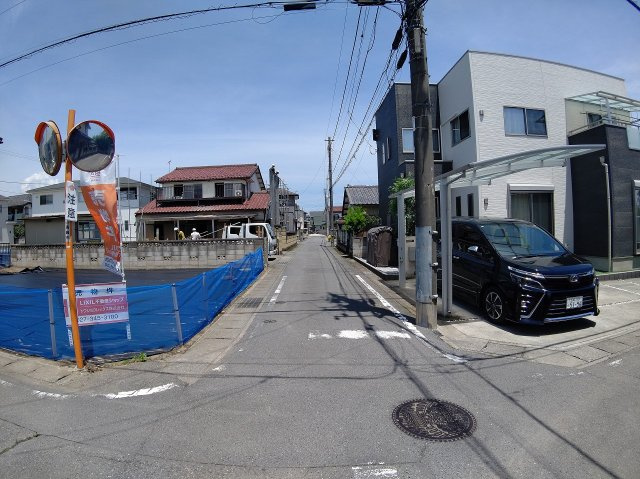 高崎市上小鳥町 売地の前面道路含む現地写真