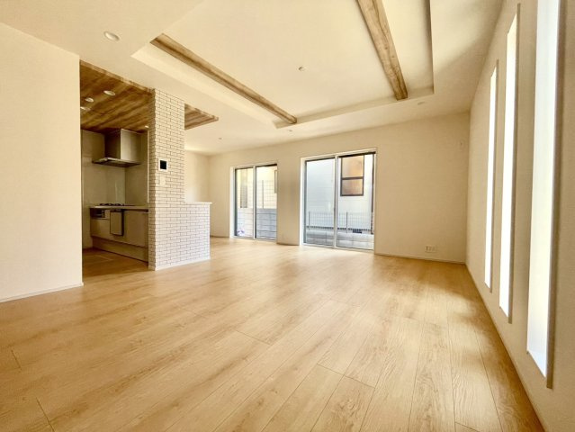 富士見市渡戸３丁目の新築一戸建の居間・リビング| 折上天井や対面キッチンを採用し、 家族がゆったりと過ごせる開放的なLDKに仕上げていま
す。