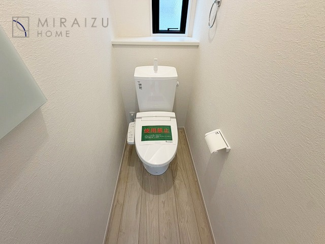 【トイレ】 | 空気の換気と窓からの光の明るさに配慮した清潔感のあるトイレ、ご自分の好きなアロマや芳香剤を置いて落ち着く空間を演出、一人になれる空間ですから、リラックスしたいですね。