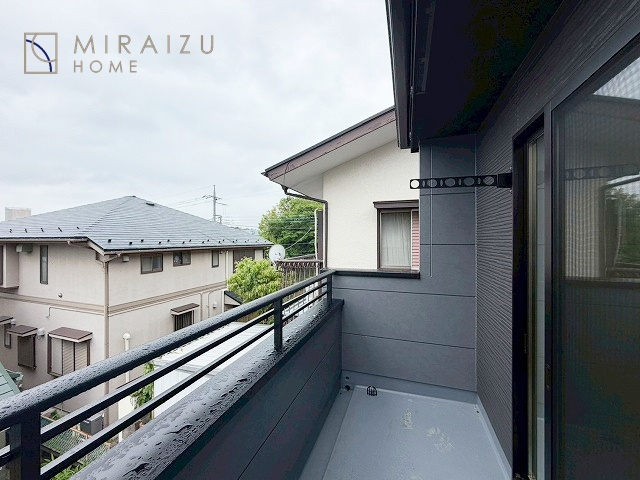 【バルコニー】 | 小鳥の鳴き声で目覚める朝、爽やかな風が入ります。太陽の陽射しでお洗濯物がカラッと乾き、気持ちの良い洋服とお布団で快適に過ごせます。
