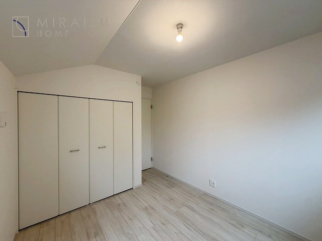 【子供部屋】 | 床のフローリングもオシャレな洋室が嬉しいです。独立性のある住宅ですので、各居室それぞれ、テイストの違うお部屋インテリア造りをしても面白いかもしれませんね！