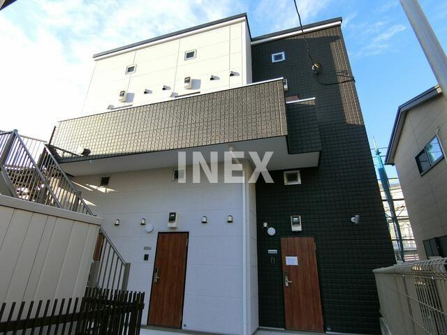 横浜市港南区上大岡東２丁目のアパートのエントランス