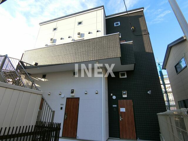 横浜市港南区上大岡東２丁目のアパートの外観