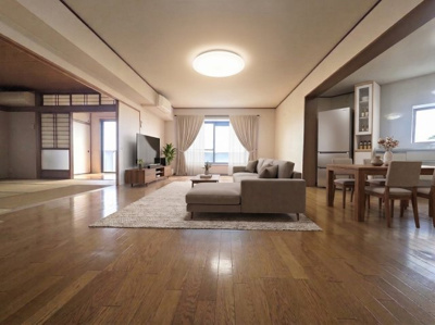 【居間・リビング】 | 東区松崎1丁目戸建 | ※AIによる家具配置イメージ