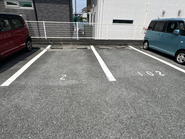メゾンカトルズ　B棟の駐車場