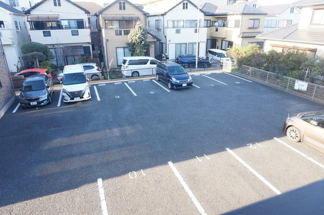 鈴木ハイツＢ棟の駐車場