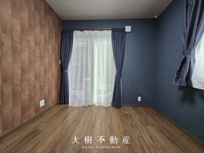 【洋室】 | 屋上が“もうひとつの庭”に。子どもも大人も楽しめるスペース | デザイン性のあるアクセントクロスで、空間にメリハリをプラス