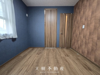 【洋室】 | 屋上が“もうひとつの庭”に。子どもも大人も楽しめるスペース | おしゃれなアクセントクロスが魅力の居室です