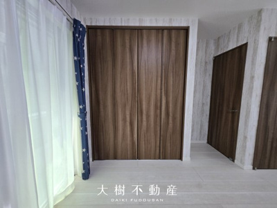 【洋室】 | 屋上が“もうひとつの庭”に。子どもも大人も楽しめるスペース | 優しい色味のアクセントクロスが、子ども部屋にもぴったり