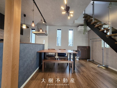 【居間・リビング】 | 屋上が“もうひとつの庭”に。子どもも大人も楽しめるスペース | 家族が自然と集まる、明るく安心感のある2階リビング