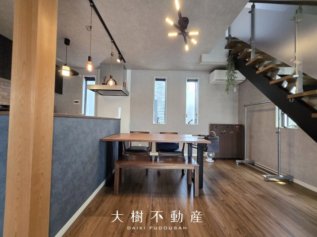 【居間・リビング】 | 屋上が“もうひとつの庭”に。子どもも大人も楽しめるスペース | 家族が自然と集まる、明るく安心感のある2階リビング
