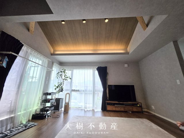 【居間・リビング】 | 屋上が“もうひとつの庭”に。子どもも大人も楽しめるスペース | 勾配天井のような開放感を感じられる、心地よい2階リビング