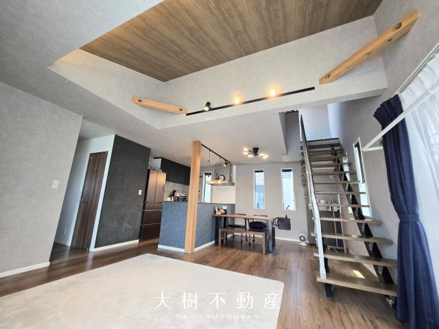 【居間・リビング】 | 屋上が“もうひとつの庭”に。子どもも大人も楽しめるスペース | 高い位置から光が差し込む、明るい2階リビング