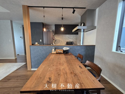 【居間・リビング】 | 屋上が“もうひとつの庭”に。子どもも大人も楽しめるスペース | 外からの視線を気にせず過ごせる、子育てに嬉しい2階リビング