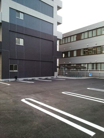 ユリウス　湊町の駐車場