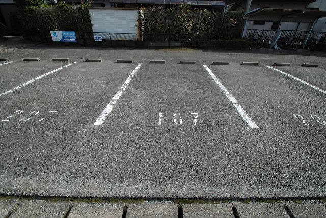エステート津福の駐車場