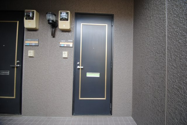 エステート津福の玄関