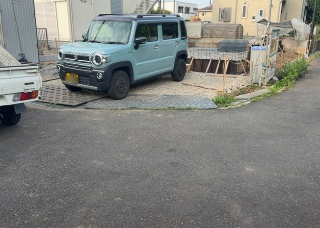 【前面道路含む現地写真】 | 住宅用の土地では前面道路に2m以上接していなければならないと法律で定められています。しかし、お持ちの車のサイズやライフスタイルなどにより、2mでは利便が悪い場合もございますので、事前に確認しましょう。