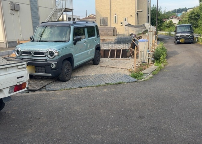 【前面道路含む現地写真】 | お持ちの車種によっては前面道路が広い方が便利でしょう。しかし、前面道路が広ければその分交通量が多くなるため、騒音などが気になる場合があります。実際に現地を見学し、周辺交通量や騒音などを確認しましょう！