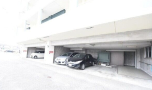 アイビーフラッツの駐車場|車をお持ちの方に嬉しい駐車場付きの物件です
