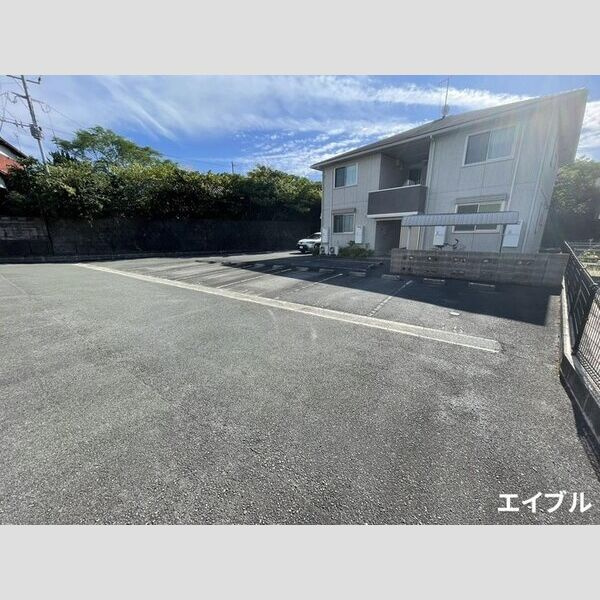 オリーヴァ上津B棟の駐車場|車をお持ちの方に嬉しい駐車場付きの物件です