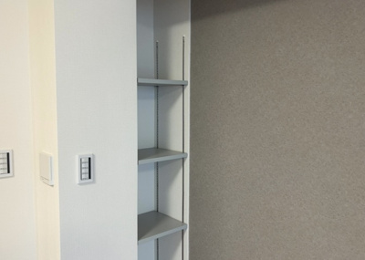 【収納】 | ガーデンセシア弐番館 | デザイン性を重視しすぎて収納が少なかった！なんてことにならないため、事前に現地で収納の数を確認しておくことをお勧めします。クローゼット以外にも床下収納や屋根裏収納、パントリーなどもチェックしましょう。