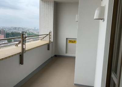 【バルコニー】 | ガーデンセシア弐番館 | バルコニーは、室外の専用スペースのうち、「屋根がなく開放された空間」であるものを指します。ベランダより広いタイプのものが多く、日当たりもよいため家庭菜園などを楽しみたい人にとって適した環境となります。