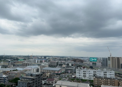 【展望】 | ガーデンセシア弐番館 | 眺望の良さを楽しめるダイニングキッチンで家族団らんの時間を過ごしてはいかがでしょうか。バルコニーから見える景色を家族で眺める時間は、時間が経つのを忘れてしまいそうですね。是非、現地を見に行きましょう！