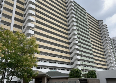 【現況写真】 | ガーデンセシア弐番館 | 外観はマンション管理がされているかの目安になります。築年数が古いと、壁面は劣化してひび割れが生じることも！建物が古びていても細かいところが修繕されていると、きちんと管理されているなぁと感じるでしょう。