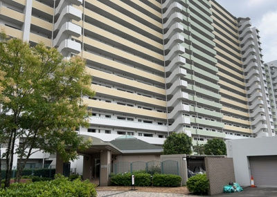 【庭】 | ガーデンセシア弐番館 | 物件によっては、入居者が個人的に使用できる専用庭がついているものもあります。また、住宅の中にある土間の部分を庭と呼ぶこともあります。庭の用途は住む人によって変わり、それによってデザインもさまざまです。