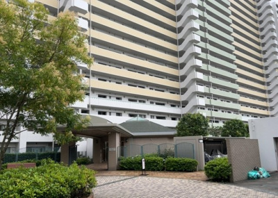 【中庭】 | ガーデンセシア弐番館 | 中庭（パティオ）とは、一つの建築物の内部に設けられた、壁などで囲われている庭のことを指します。コの字型、ロの字型が主流ですが、L字型の中庭もあります。最近では、インテリア性の高さからも人気があります。