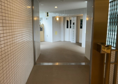 【その他共用部分】 | ガーデンセシア弐番館 | 共有部分は、住民なら誰もが使える設備のこと。例えば駐車場やエレベーター、インターネット設備、セキュリティ設備などがあります。他にも、マンションの廊下・外部階段やエントランス・ゴミ置き場などがあります。