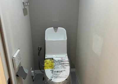 【トイレ】 | ガーデンセシア弐番館 | トイレは大きさや形、機能、抗菌性などが異なる多種多彩なタイプが各メーカーから出ています。それぞれに良さがあるため、事前にどういったタイプのトイレがいいのかをご家庭内で決めて、内見に行くといいでしょう。