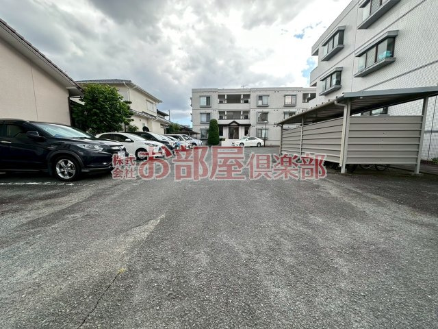 マンションアザレア A棟の駐車場|車をお持ちの方に嬉しい駐車場付きの物件です