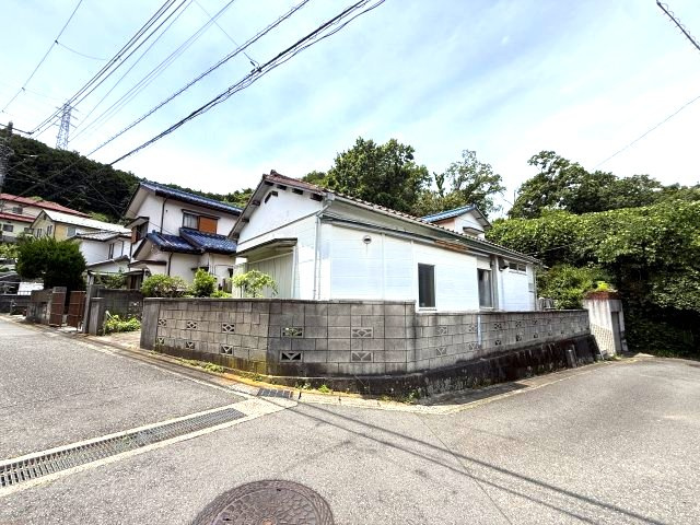 自然溢れる住宅街　古家付土地　角地