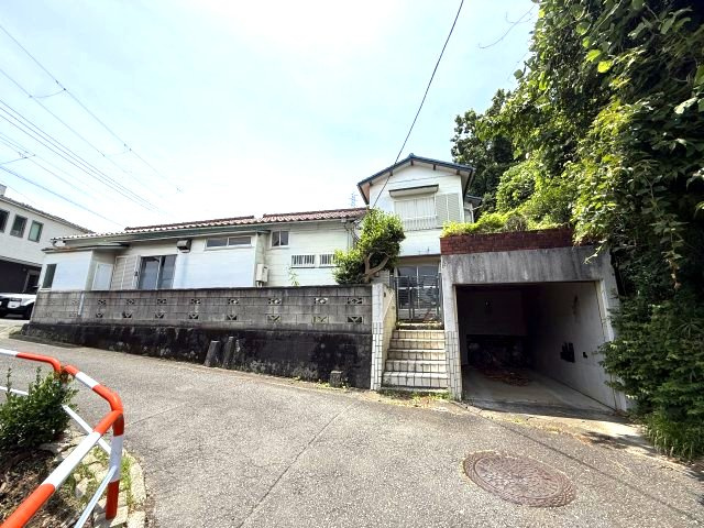 自然溢れる住宅街　古家付土地　角地の外観|陽当良好