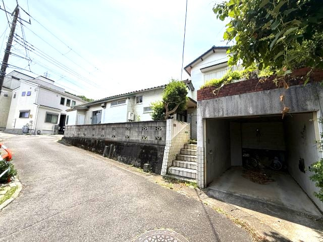 自然溢れる住宅街　古家付土地　角地の前面道路含む現地写真|前面道路