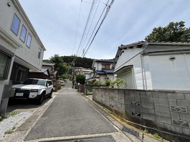 自然溢れる住宅街　古家付土地　角地の展望|前面道路