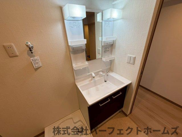 香里ヶ丘ガーデンハイツⅠの独立洗面台|独立洗面台、小物を置くことができて便利です