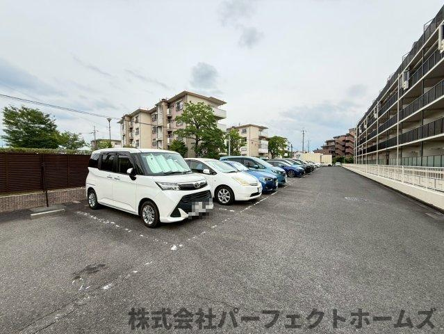 香里ヶ丘ガーデンハイツⅠの駐車場|駐車スペースもあります