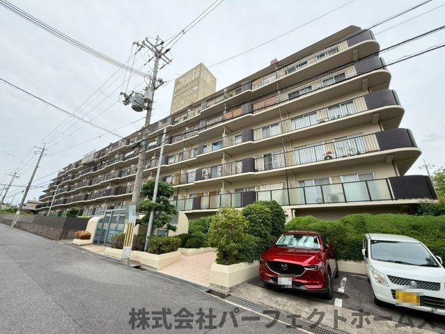 香里ヶ丘ガーデンハイツⅠの駐車場|駐車場があるので、車を買う予定の方も安心です