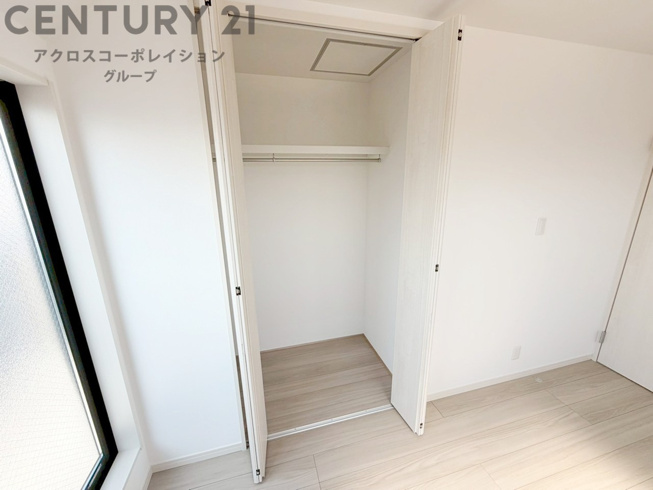 衣類やアクセサリー、小物類の収納が便利で整理整頓がしやすく、部屋の美観を保ちつつ、スペースを最大限に活用できます。衣服のしわやダメージを防ぎ、長持ちさせることができます。
