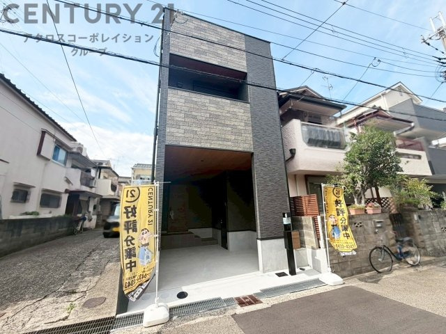 車庫付き　天井があり、雨風から愛車を守ってくれます。
