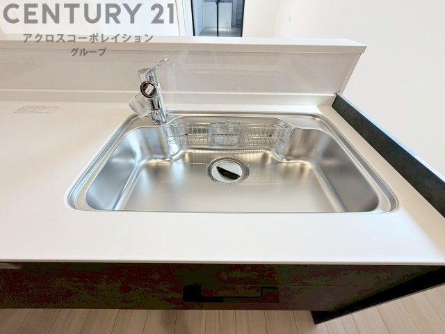 大きなシンクでお鍋などの大きな調理器具を洗う際にも便利です。
