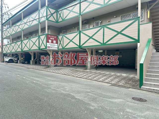 グレースコーポ湯の坂の駐車場|駐車場があるので、車を買う予定の方も安心です