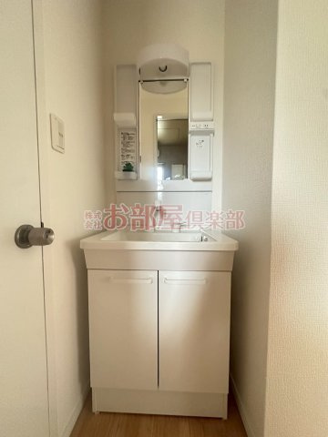 グレースコーポ湯の坂の洗面所|ゆったりとスペースのある洗面所